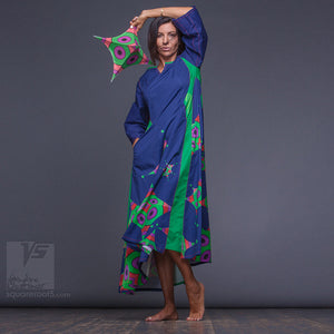 Ultramarine and maxi dress with geometric pattern with long sleeves.